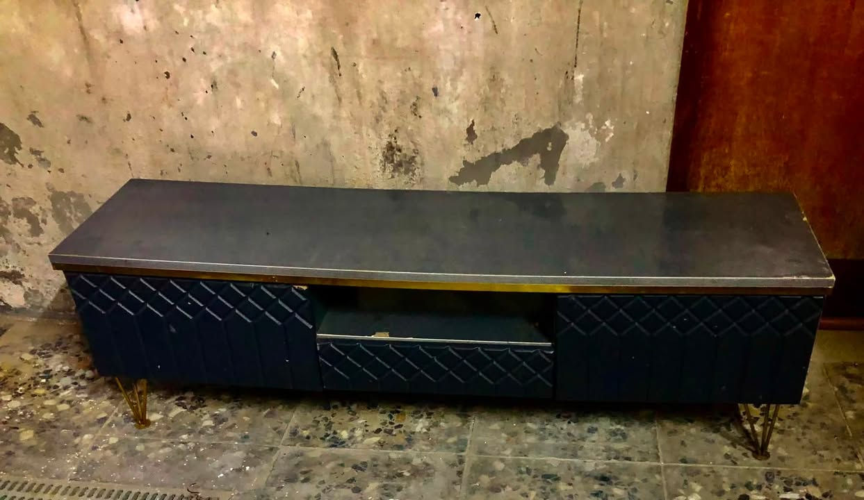 السلام عليكم نص تخم 5 مقاعد وطبلات وميز بلازمة نظيفات السعر 175 الف للاتصال ***********
