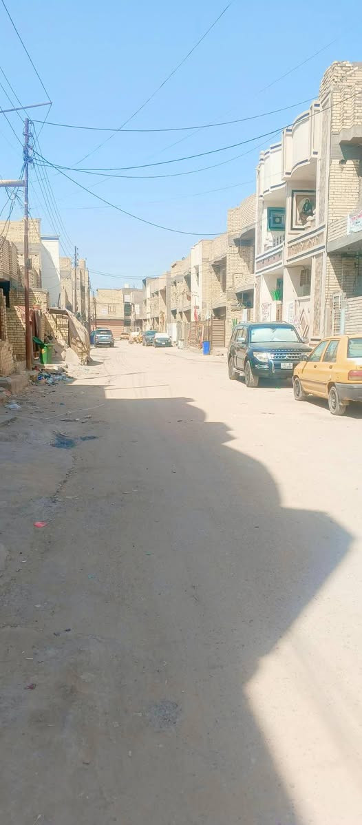 السلام عليكم عندي بيت 150 متر   اربع غرف نوم استقبال وصالتين حمامات اثنين بناء2025 بغداد الامين الثانيه شارع المكاتب يم روضه اليقين قريب على قناة  ***********
