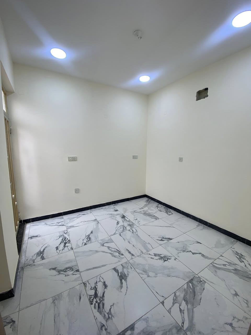 ⭕️✨⭕️✨⭕️✨⭕️✨⭕️

للأيجار ..

طابق أول معزول من بيت

بناء حديث مودرن 

نظام دوبلكس طابقين ❗️

يحتوي ع غرف منام عدد 2

استقبال ومطبخ

صحيات عدد 2

موقع حي الجامعة 📍 قرب شارع الربيع 

سعر الايجار 800 الف 

⭕️ يصلح تجاري او سكني 

للاستفسار اكثر الاتصال ع رقم الهاتف ***********
#مكتب_المستقبل_للعقار
