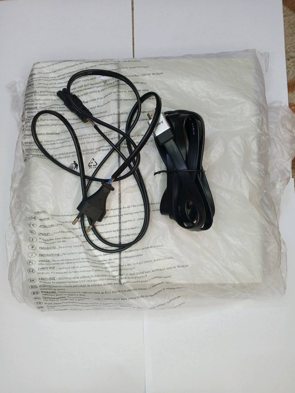 السلام عليكم بلاي ستيشن 4 فات 
تجي وياة جويستكات 2 وحدة بيضة وحدة ذهبية وكابل ال HDMI 4k وتجي وياه قرصين واحد لعبة كول اوف ديوتي ولعبة حرب مترجمة باللغة العربية 