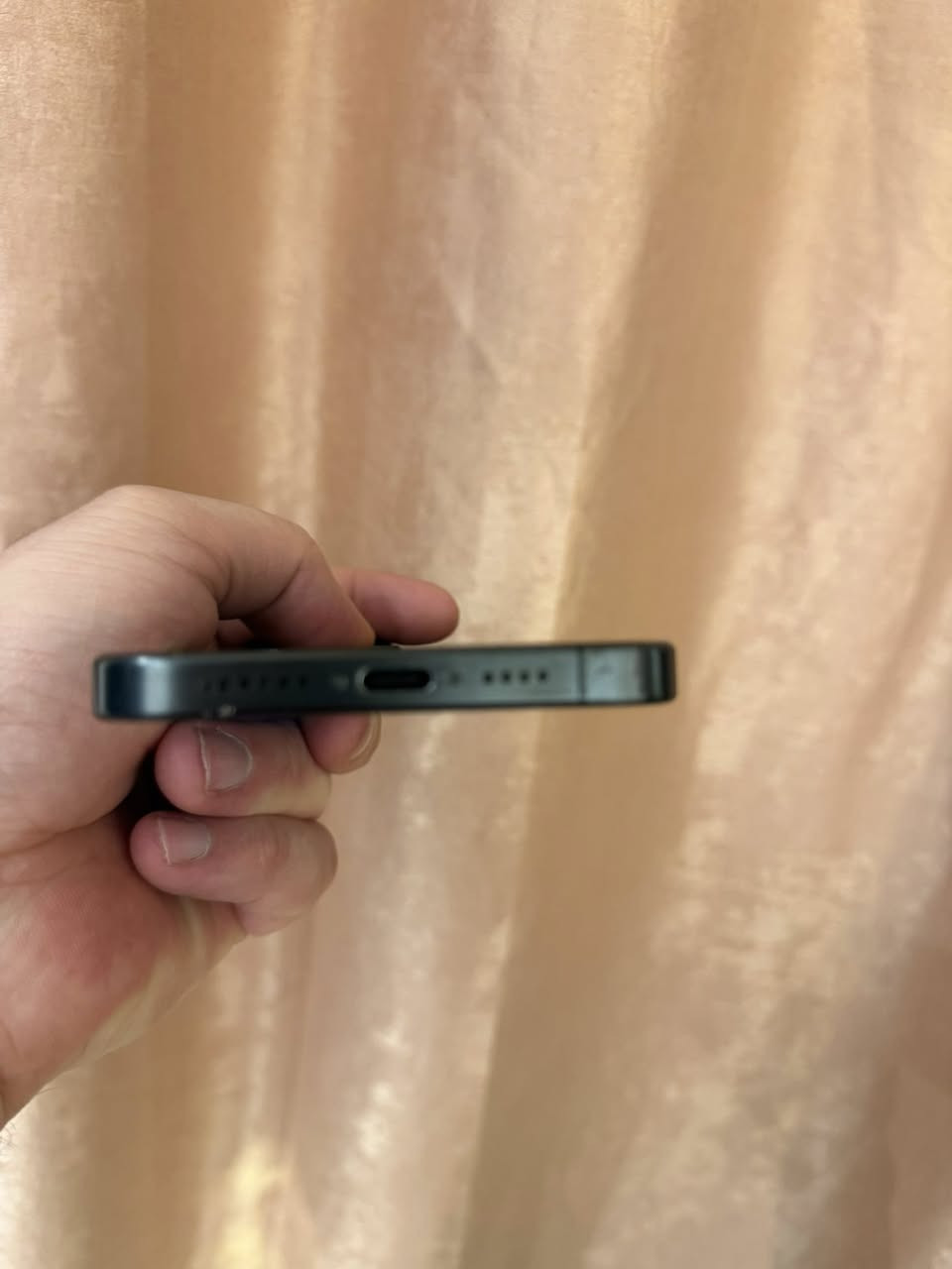 السلام عليكم
للبيع فقط ايفون 15 برو ماكس
 اسود 
دبل شريحه 
بطارية 90 ‎%‎
ضمان ماستر 
غراض كامله شاحنه والعلبه مالته
الظهر فقط مفطور وبعده مامصلح
والباقي كله اصلي وغير مفتوح نهائياً
العنوان / العامرية
***********
السعر : مليون وبي مجال بسيط
