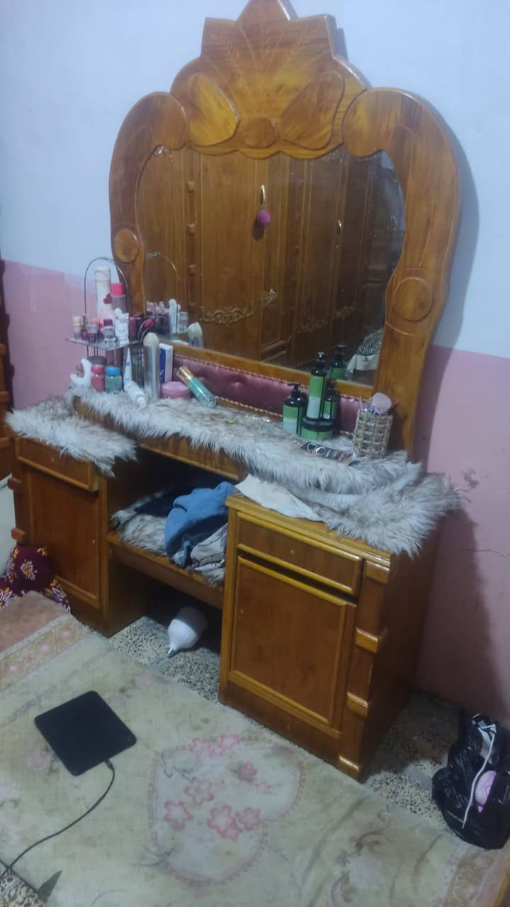 غرفة للبيع مستخدم نظيف مستعجلين على بيعته لأن أبو الأيجار واگف بل باب اليريده ياخذه سعره 725 متواجد واتس اب واتصال هذا رقمي ***********
