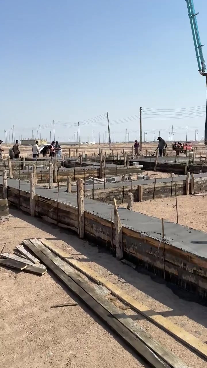 اللهم صل على محمد وآل محمد 

تم بحمدالله صب رباط ارضي شريطي لثلاث منازل عرض 60 ارتفاع 40 في منطقة التنومة للأخوة النجارين احمد وعزيز 
تم الصب بقوة انضغاط C35 حقيقي.  
 
#للصب_المركزي_الجاهز في جميع مناطق البصرة 

                     للتواصل ***********

🔴 اهم مواصفات الكونكريت لدينا:-  

1-جميع المواد ( الحصى والرمل والاسمنت ) مفحوص مختبرياً 

2- الماء المستخدم في الخلط RO وخاضع للفحص .

3- المواد المضافه تكون حسب الطلب ومستورده من اوربا .

4- معاملنا فوول اوتاماتيك .

▪️ الانتاج والاشراف من قبل كادر هندسي من ذوي الخبره

المعمل يحتوي على 5 بم {43,42,36,34,34} ويحتوي على 16 خباطة 

اهلاً وسهلاً بجميع الأخوة المهندسين والمقاولين والنجارين 
أسعار ترضي الجميع ان شاء الله 

حسين المنصوري #للكونكريت_المركزي_الجاهز
مدير التجهيز لشركة بلاد الفهد
 
ونسأل الله التوفيق للجميع يارب ‏
