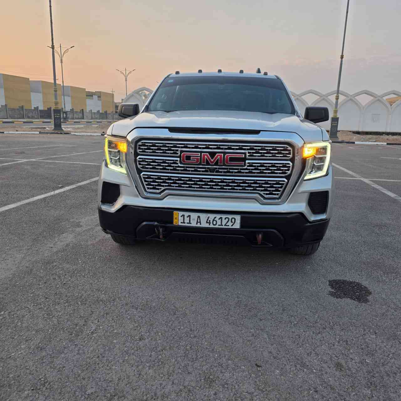 🦅 وحش أمريكا للبيع.. فخامة الجمس سييرا وصلت! 🦅
لأصحاب الذوق الرفيع والهيبة، جمسي سييرا موديل 2021، سيارة كاملة مكملة وجاهزة من كلشي، ما تحتاج برغي واحد!

🌟 أبرز المواصفات:
 المحرك: V8 (قوة وعزم حقيقي)
 الواجهة: بجم دنلي (هيبة وفخامة بالشارع)
 نظام الدفع: فور ويل (4X4) جاهز لكل الطرقات
 اللون: رصاصي مميز وعصري
 الإضافات: * تحكم استيرن كامل
 باب خلفي كهربائي
 تخم تاير جديد بالشرط
 حدادية جديدة بالكامل

🛠️ حالة السيارة:
 السيارة فول مواصفات وجاهزة تماماً.
 الحادث: قطعتين فقط (بدون أضرار قوية).

💰 السعر والمكان:
 السعر: 230 ورقة (وترهم مراوس حسب الرغبة).
 الموقع: كربلاء المقدسة.

📞 للاستفسار والتواصل:
للمزيد من المعلومات أو المعاينة، يرجى الاتصال بنا مباشرة:
📱 ***********

🏪 مكتب المهدي لبيع وشراء السيارات - كربلاء
أهلاً وسهلاً بكم في أي وقت!
