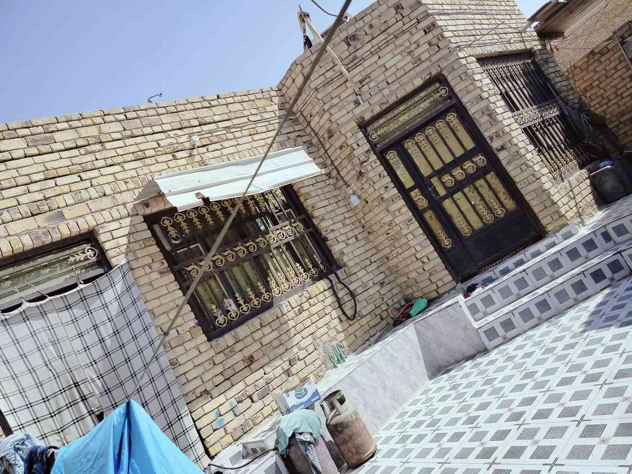 السلام عليكم دار للبيع المساحه 200 متر يتكون من غرفتين نوم وصاله ومطبخ واستقبال  وصحيات العنوان حي العسكري الصدر الثالث شارع 30 قرب المستوصف توجد كافة الخدمات تبليط مجاري مدارس للاستفسار الاتصال بالرقم ***********
