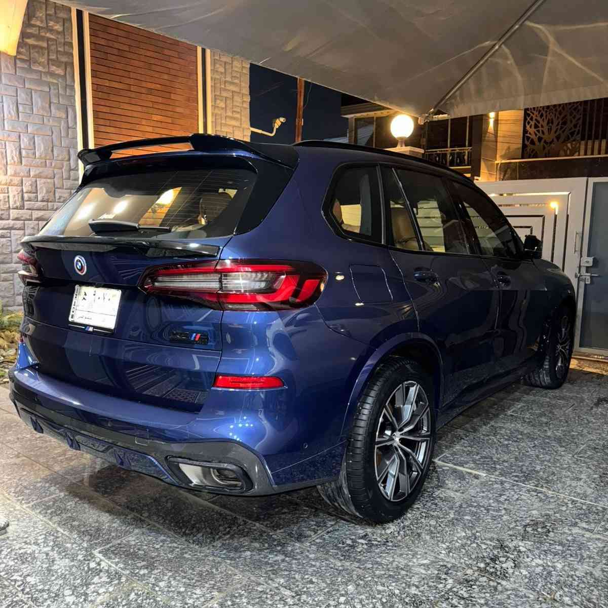 بي ام دبليو X5 i40 – خليجي وكالة العروش 
موديل 2023 
رقم بغداد مميز 9070 H
 الموديل: BMW X5 i40
 اللون: أزرق ميتالك مميز
 المحرك: 6 سلندر تيربو – i40
 القوة: أداء قوي وسلس مع استهلاك متوازن
 الدفع: رباعي xDrive

 الحالة: نظيفة جدًا، استخدام شخصي
السيارة ماشية 16 الف كيلو متر فقط 
السيارة مغلفه PPF كاملة من جيوشيلد مفتوح مدى الحياة 
المواصفات:
 • فتح وتشغيل بدون مفتاح
 • شاشة أمامية كبيرة مع نظام BMW iDrive
 ‏•نظام الإيماءات 
• نافيكيشن
 • كاميرات 360°
 • رادار أمامي
 • تحكم كهربائي بالمقاعد مع ذاكرة
 • جلد فاخر
 • إضاءة داخلية Ambient Light
 • جنوط رياضية
 • نظام Driving Modes
 • نظام مانع الانزلاق
 • تحكم بالمقود
 • مثبت سرعة
 • رقم صاحب سيارة ***********
