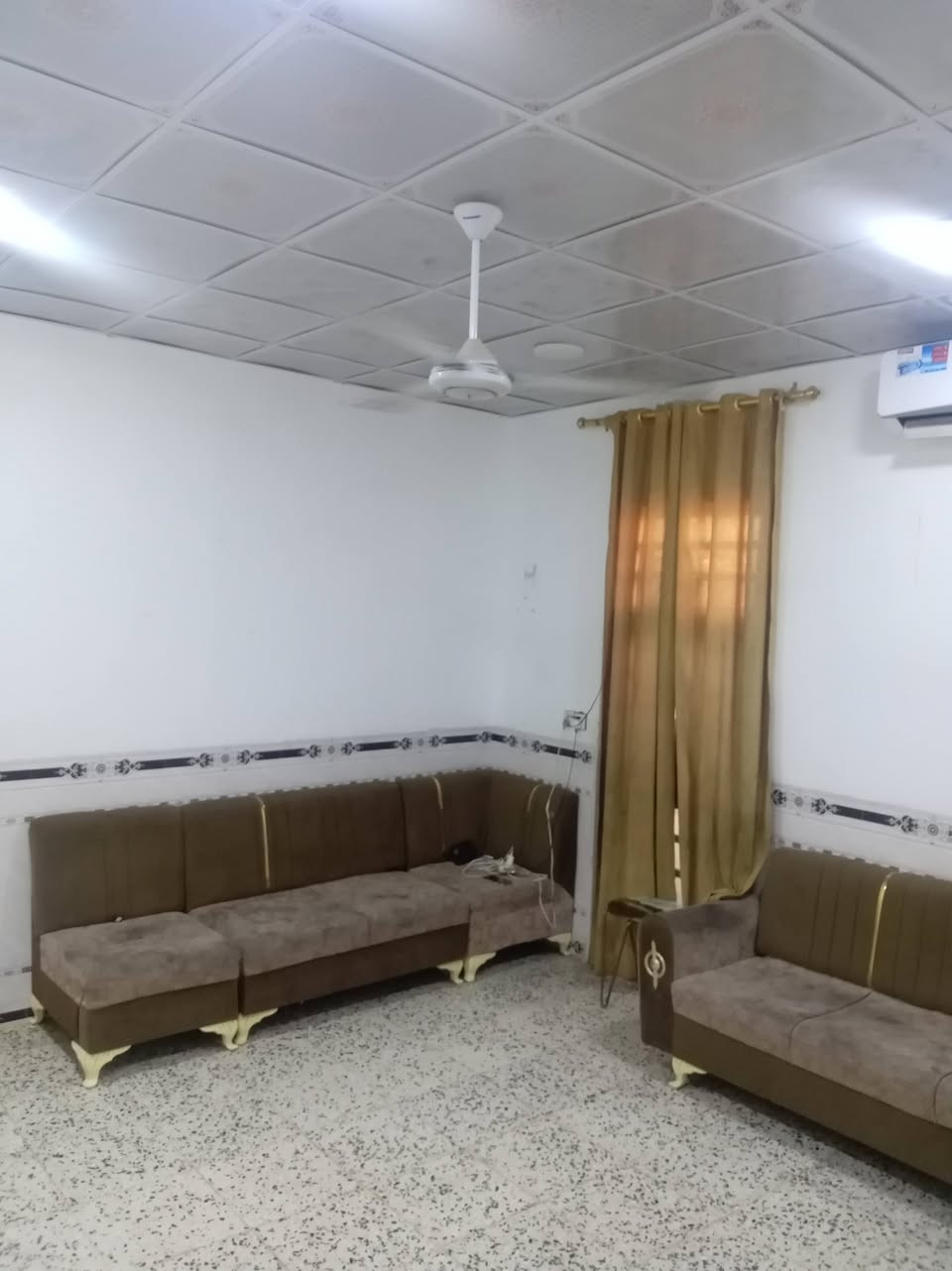 الدار للبيع: مساحه 200متر بناء 120 متر بيع مع العرصه
الموقع: براكيه شارع المعمل الأسمنت  قرب جامع الخزاعل 

(غرفه. صاله. مطبخ. استقبال. منور. صحيات داخليه وصحيات خارجيه) 

السعر 45

الرقم ***********

