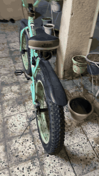 سلام عليكم اخوان هذا باسيكل جبلي للبيع نضيف ومرتب وكشن اصلي حتى الطسة ما تحس بيها والبريك مالتة قوي وكير شغال بس اني تاركة صار شهر هيج ف اريد ابيعة  سعرة : 100 الف  
مكاني : بغداد - الشعب - حي التجار 
رقمي : ***********
