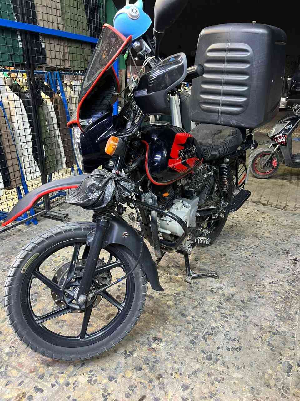 السلام عليكم بوكسر للبيع 22 رقم وسنويه عنوان بغداد مدينه الصدر السعر اتصل ***********
