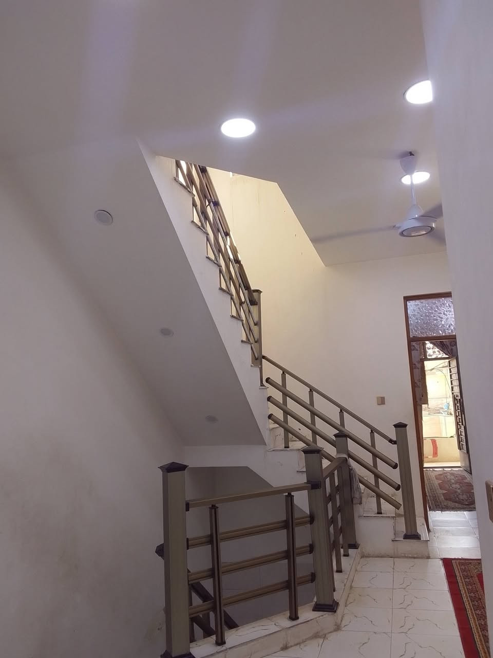 🏡 دار مميز للبيع – بغداد / مدينة الصدر / قطاع 37
✨ فرصة ممتازة للسكن أو الاستثمار ✨

🔹 نصف قطعة بمساحة 72 متر
🔹 موقع مميز جداً ركن على ساحة ومحد مقابيلك
🔹 بناء حديث 2023 وبمواصفات مرتبة وعمل نظيف
🔹 الدار طابقين بتقسيم مريح وعصري

📌 تفاصيل الدار:

✅ الطابق الأول:
• غرفة نوم
• صالة
• استقبال
• ممر
• مطبخ خارجي (منور)
• صحيات خارجية

✅ الطابق الثاني:
• غرفتين
• صالة كبيرة
• بلكونة
• تأسيس حمام
• سطحين كبار + بيتونة

🌟 الدار مناسب جداً للعوائل وموقعه هادئ ومفتوح.

📞 للاستفسار والاتصال:
(***********)

#بغداد #مدينة_الصدر #دار_للبيع #بيت_للبيع #عقارات_بغداد #العراق #السوق_المفتوح
