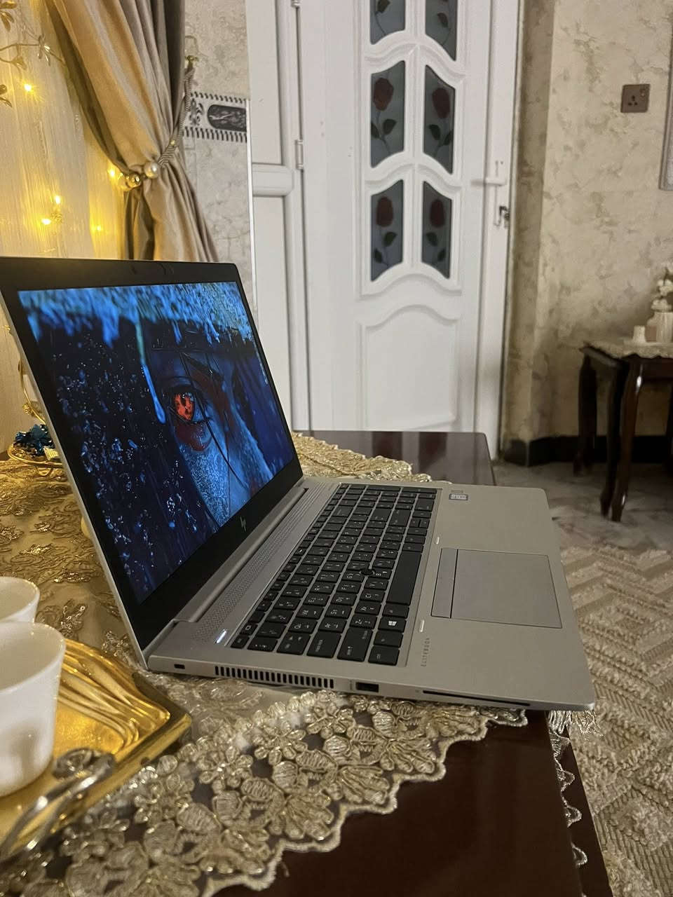 العنوان: لاب توب HP EliteBook نظيف جداً (شبه جديد) بمواصفات ممتازة 💻✨
الوصف:
للبيع جهاز HP EliteBook (الفئة الاحترافية)، الجهاز بحالة الوكالة، نظيف جداً جداً (خالٍ من أي عيوب أو خدوش)، واستخدامه خفيف جداً. 
المواصفات التقنية
• المعالج: Intel Core i5 (الجيل الثامن) - أداء سريع ومستقر.
• الذاكرة العشوائية (RAM): 16 DDR4GB (ممتاز جداً لفتح برامج كثيرة في وقت واحد بدون تعليق).
• التخزين: 512 GB SSD من نوع Samsung (إقلاع للجهاز في ثوانٍ وسرعة عالية في نقل البيانات).
• الشاشة: 15.6قياس كبير مع لوحة مفاتيح كاملة (تتضمن أرقام جانبية Numpad).
• الصوت: نظام صوتي نقي جداً من شركة Bang & Olufsen العالمية.
• المميزات الإضافية:
• بصمة إصبع سريعة للقفل والأمان.
• لوحة مفاتيح مضيئة (Backlight) للعمل في الظلام.
• بطارية بحالة ممتازة تدوم لفترات طويلة.
حالة الجهاز:
✅ الجهاز جديد كلش ومابي أي خلل تقني أو مصنعي.
✅ لم يتم فتح الجهاز أو تصليحه سابقاً.
✅ النظافة الخارجية 100%.
السعر 375مكاني بغداد واتساب ***********
