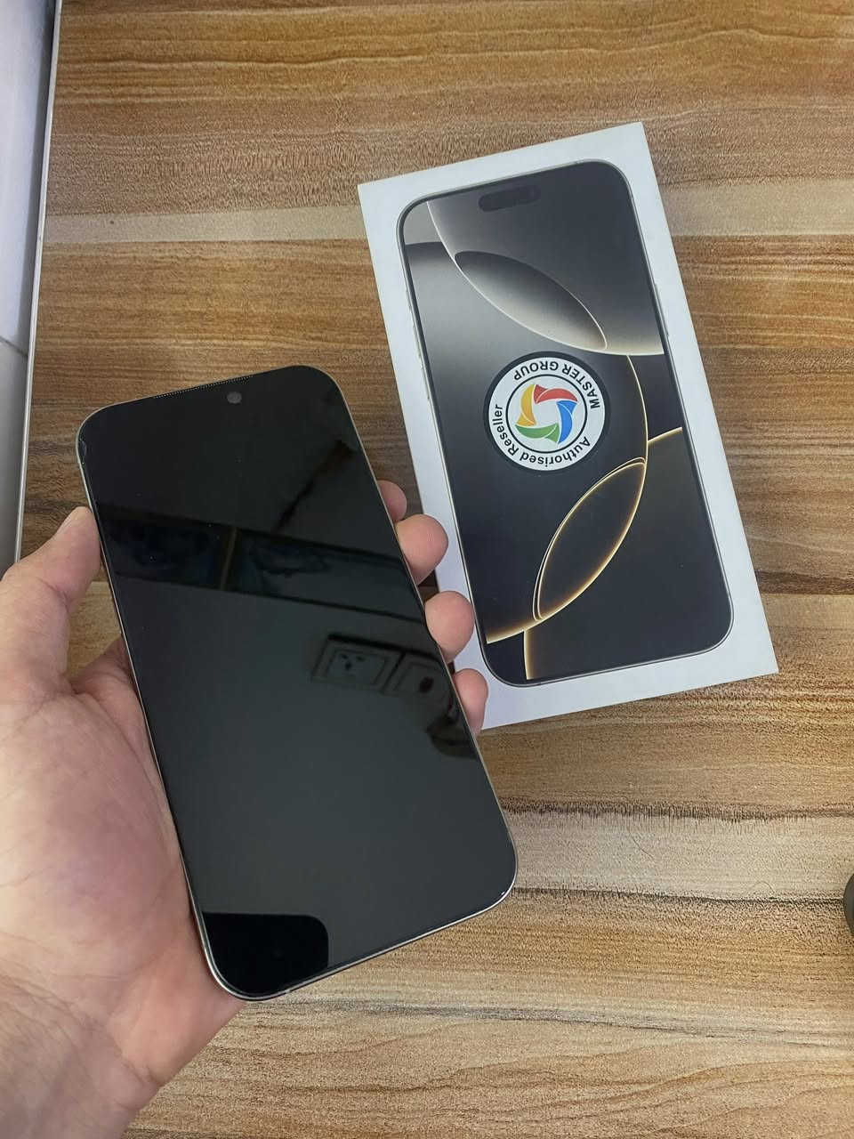 ايفون 16 برو ماكس شرق اوسط وكالة
اللون المُميز تيتانيوم
ذاكرة 256
بطارية: 93
غراضة و كارتونته كاملة
بالاضافة ويا+راس شحن اصلي من ماستر+2 كفرات اصلية +3 لزكات مضلله انطيكياهن وي الجهاز.
مشتري من شركة ماستر بغداد و الوصل و الضمان موجود لمدة سنتين.
مكفول كفاله عامه من  كلشي شخط ما بي
مراوس ب ايفون 17 برو ماكس و نتفق على الفرق
الموقع:النجف الاشرف
الرقم: ***********
