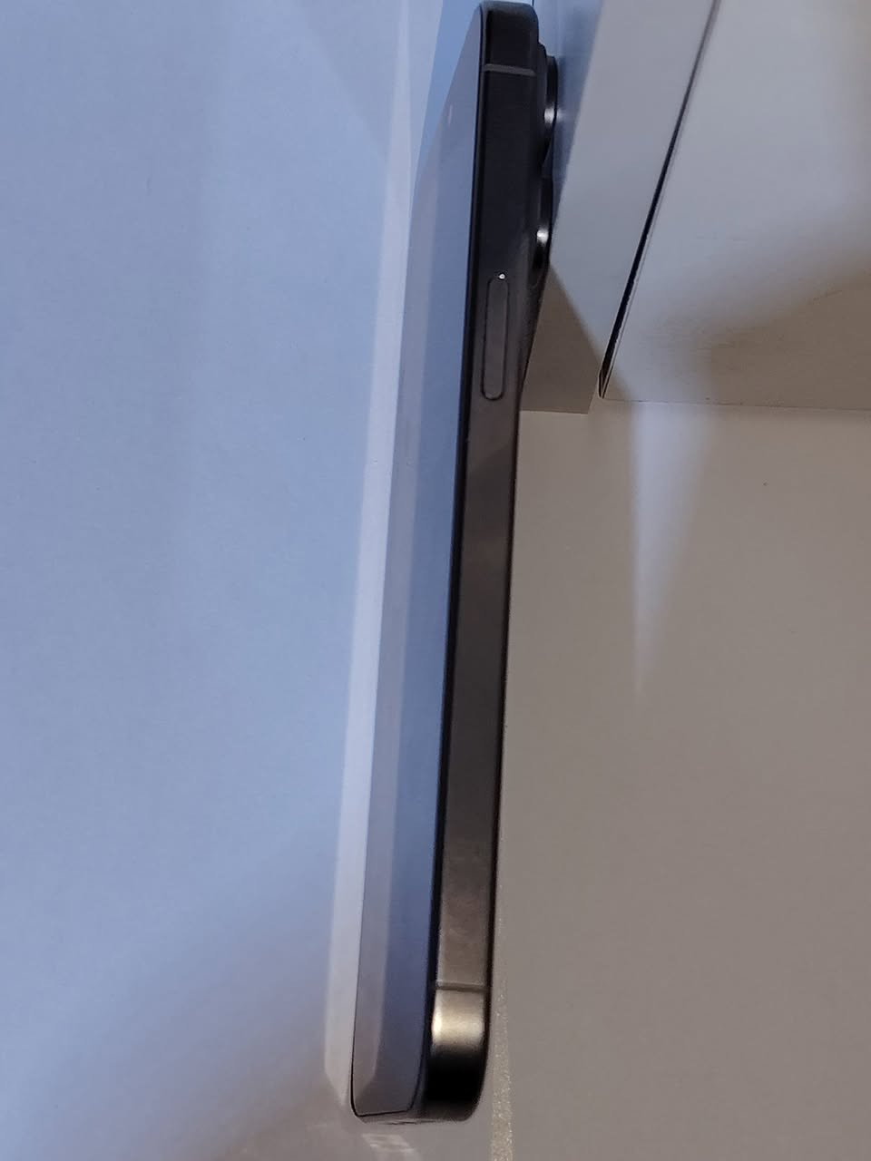 ايفون 15pro ماكس                                                             ذاكرة 256                                                                             بطارية 83                                                                                  مبدل شاشة وكالة 3 خيارات بالحاسبة تضهر غير مبدلة 
نضيف جدآ شخط ما بي 
السعر 900 وبي مجال بسيط 
رقمي ***********
