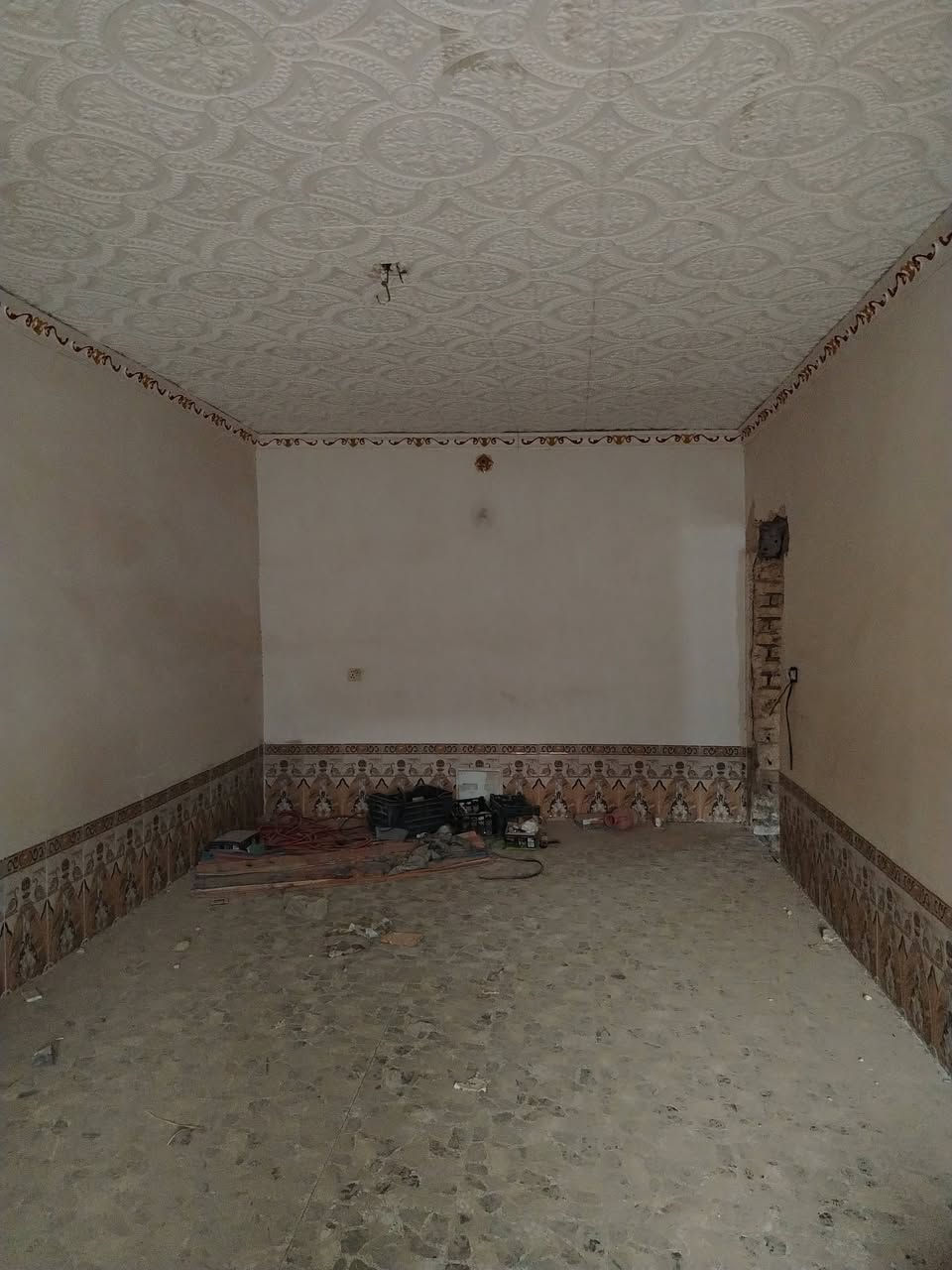 السلام عليكم بيت للبيع🏡 (1)💫 المساحه (٢٠٠م) 
(2)(المكان)💫الحمزه الغربي  ..... داخل  شارع عدي ابو الكاشي مقابيل مدارس الحمزه والبصره البيت  تقريبا كامل عوزه لبخ وكاشي يتكون من غرفه ومطبخ وصاله كبيره واستقبال ٨في٤ وصحيات داخليه وخارجيه 
(3)💫 نوع البيت.. (طابو زراعي) 
(4)💫 (السعر) ... اكتب تعليق ويتم الرد عليك 
بيت جديد ويخبل وفرعه مجاري وخدمات جيده 
للاستفسار الاتصال على الرقم *********** ابو علي
