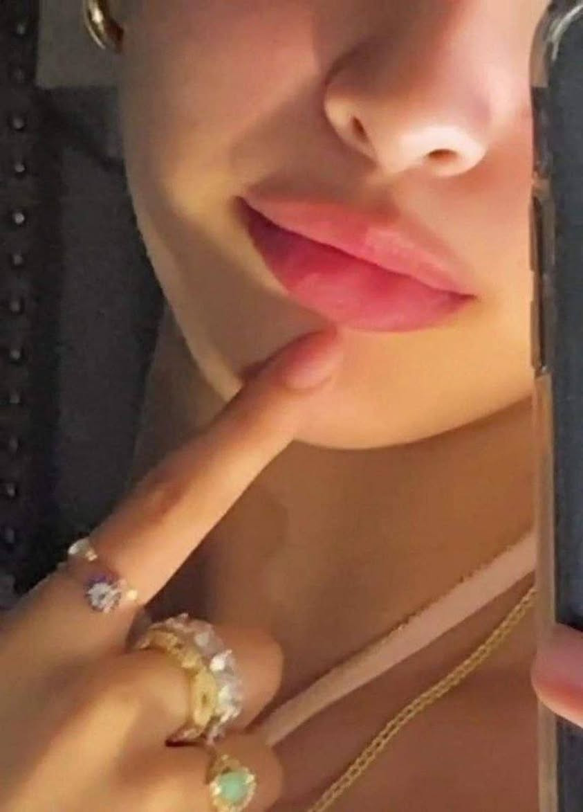 ماسك لانينج الاصلي 🍓🍇🍒
مرطب ومورد شفه مغذي يملئ الخطوط ويغذي الشفاه الجافة
 ليلي للشفه لاينج من 
مفضلات #نورس_ستار
👄LANEIGE Lip Sleeping Mask👄

🌸يورد الشفه 
🌸يمنع تكسر الشفه
🌸يزيل خطوط الشفه 
🌸يغذي ويرطب الشفة 
🌸يمنع ويعالج التشققات .
.
‎مورد ومرطب شفة مخصص لتغذيه الشفتين وترطيبها واعاده حيويتها وتوريدها  اضافه الى انو يمنع التشققات و تكسر الشفه و يخفف الخطوط الخفيفه
‎المرطب غني بفيتامين C و مضادات الاكسده الي تنطي تغذيه وعنايه وتعيد لون الشفه الجميل ‎بلاضافه الى ال بيري مكس كومبلكس الي حينطي تغذيه مضاعفه و طعم لذيذ بخلطه البلوبيري والرزبيري و الفراوله 🌹🍒
#الاصلي #الكوري


**إذا كنت صاحب هذا الإعلان وتريد حذفه لأي سبب، رجاءا أرسل رسالة إلى الدعم الفني**