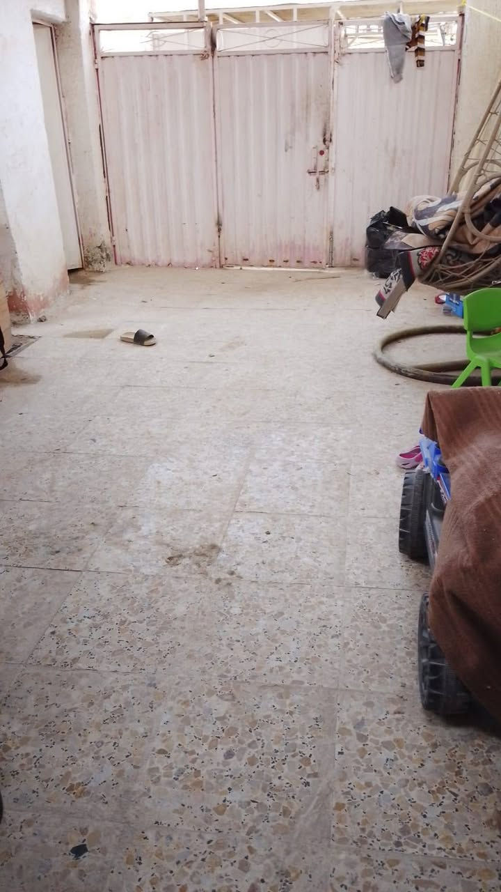 للبيع بيت بمساحة 100 متر مربع يتكون من
غرفة نوم 

صالة واسعة

غرفة استقبال

مطبخ

حمام
صحيات عدد (1)

 فقط. للاستفسار 
 التواصل خاص
رقم الهاتف ***********
