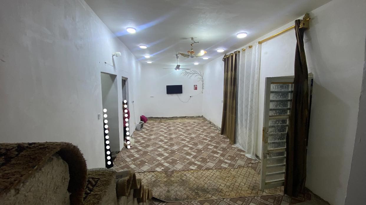 السلام عليكم بيت للبيع بمساحة 200م يتكون من غرفتين وصاله ومجمع صحيات السعر 25 الموقع الدغارة حي العسكري يم كاع ال زوير الاستفسار ***********
