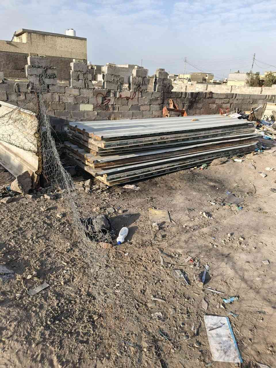 سلام عليكم سندويج للبيع لقياس4ونص سقفي و3متر وحديد ويا وباب وشباك  رقمي *********** مكاني بغداد المعامل
