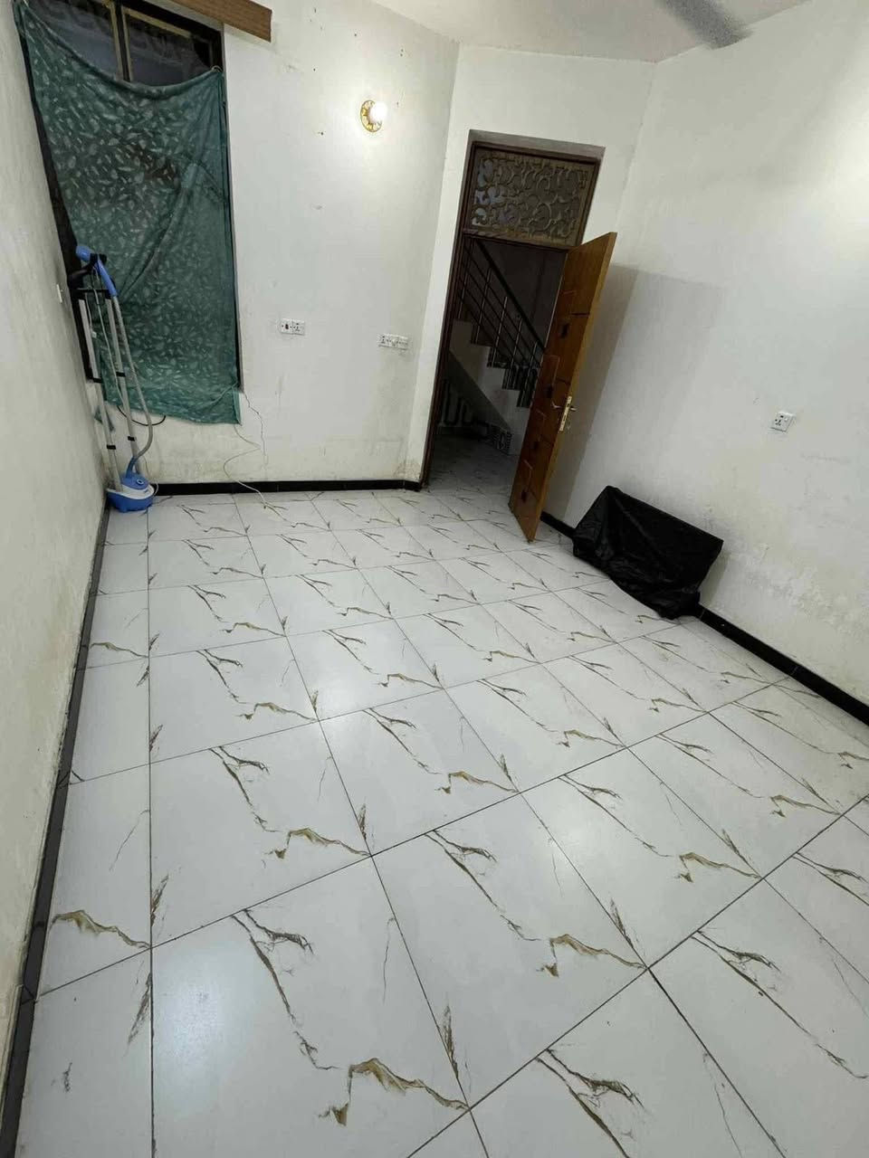 #لليجار
سلام عليكم ورحمة الله وبركاته 

بيت لليجار في التقيه الثالثه قرب مازن البنجرجي 

مساحه ١٠٠متر مربع نضيف جداً

يحتوي على 

غرفه نوم عدد 2

صحيات عدد 2

صاله 

مطبخ                                                                                      

استقبال

للاستفسار اكثر زيارت المكتب تقيه الثالثه قرب مازن البنجرجي 

مكتب ارض الملوك 

اوو الاتصال على☎️

***********
