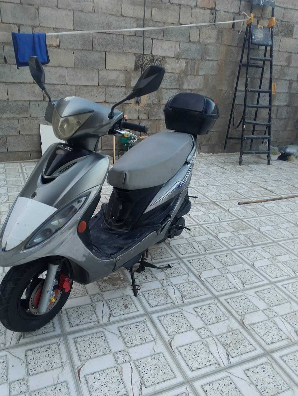سلام عليكم كايمكو g4 دراجه كله شغاله لايت علي وناصي وبك لايت اشاير يمنه ويسره كله شغال عداد بانزين نقوصات بس قبق بانزين واير مال برك خلفي بس ودراجه خرسه ما تسمع صوته ورزنه كله شغاله كسره شويه تعبان وبي هاذا كسر مصوره ومن مدام هم كسر سعر 350 وبيها مجال رقم *********** مكان رمادي تاميم شارع نخيل
