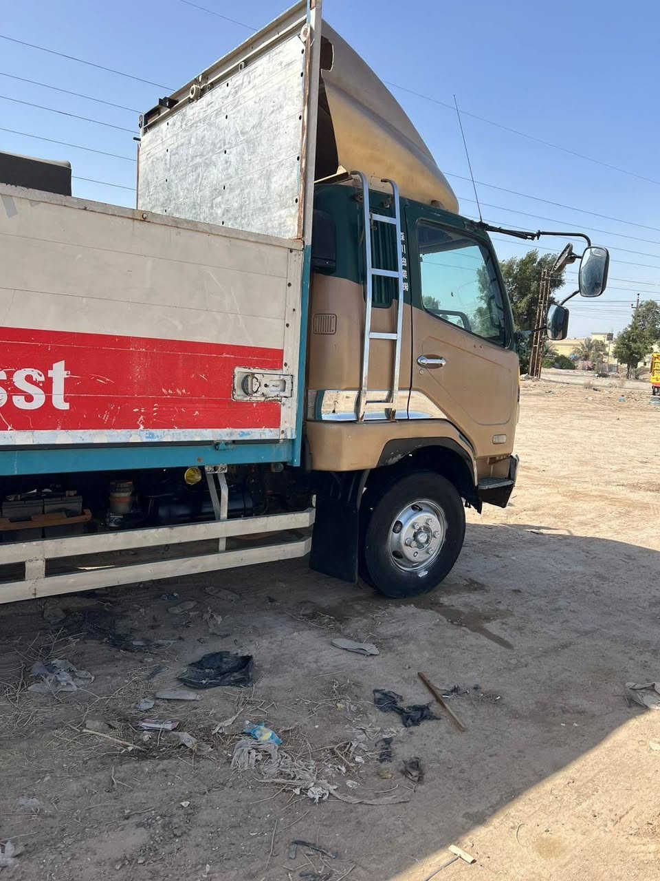 يالله سلام عليكم 
فوزه بزون للبيع موديل 2000اصل.
رقم نكليزي نجف مكينه 14سوبر حديث 
طوله 7وربع سياره جاهزه للعمل 
رقم ***********
العنوان بغداد
