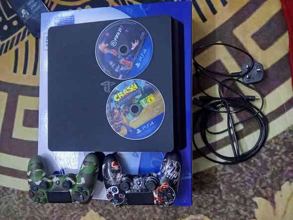 السلام عليكم بلي 4 سلم جديد نضام 12/52 قابل التهكير ذاكره 1 / تيره  كامل ملحقاته كيبلات تشغيل  كارتونه + 2 جوستيكات +2 اقراص هديه سعره 280 مكاني بغداد رقم ***********
