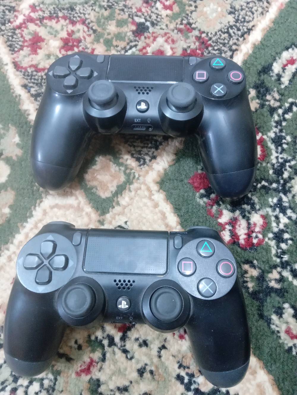 بلاستيشن 4 للبيع نضيف مستعمل قليل بي اثنان أقراص الاولى بيس او فيفا والثاني حرب الموقع بغداد توصيل لايوجد 