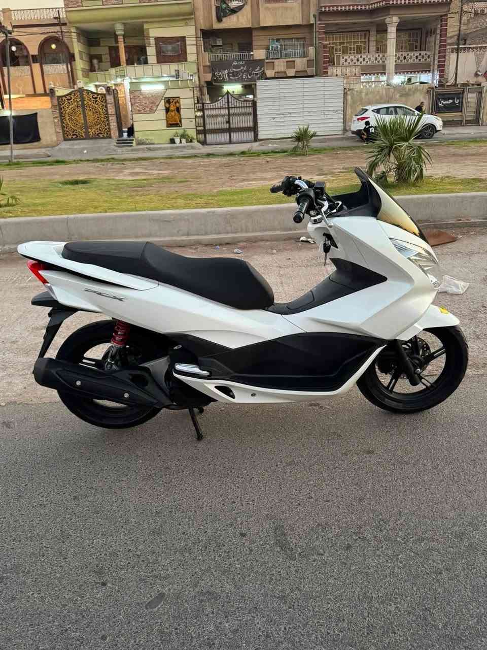 السلام عليكم PCX جيل الثاني  ياباني
الدراجة جديدة بمعنى الكلمة صالها شهرين نازلة من الرمبة 

مكينة 125 

كلها شغالة مابيها اي نقص ماشية 12 ألاف 

العنوان حي اور 

***********
