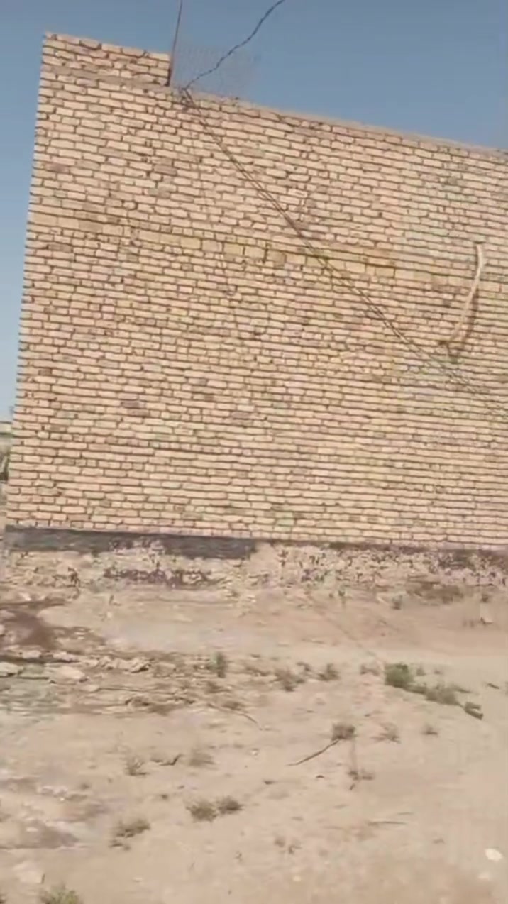 السلام عليكم شباب
وين اليدور مناسب 
بيت مساحته٢٠٠ م
طابوك 
غرفيتين كاملات 
صاله صحيات مطبخ 
مثل ما بالفيديوا
سيراميك بياض كامل وجاهز 
شارع ٨متر  
كهرباء ماء نت كلشي يمك بين البيوت 
بيه وصل طابو ب قسم الجامعه

العنوان 
ناصريه// جامعة ذي قار// منطقة الساده ال محمود 
الاستفسار 
***********
