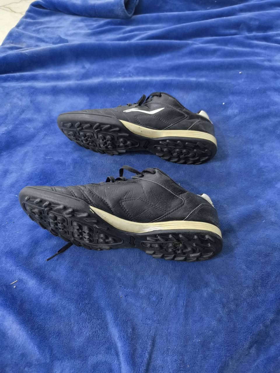 السلام عليكم احذيه رياضيه محبب اصلي شرط النظافه العدد /39 
جمله فقط سعر الزوج 15 نهايتهن عله فحص الاتصال  *********** او واتساب
