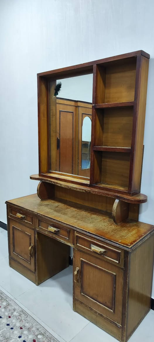 غرفة خشب للبيع السعر 300 وبيها مجال بسيط 
العنوان نجف شارع المجمعات 
((( للتواصل واتساب او اتصال *********** )))
