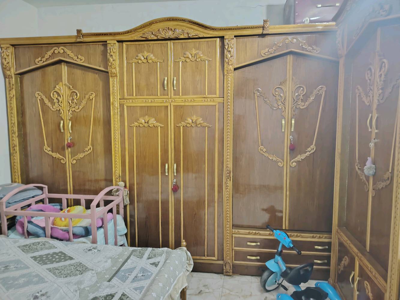 السلام عليكم
غرفة نوم شغل عراقي شغل درجة اولة 
كنتور 6 بيبان +ملحق +اربع مجرات
زاوية بابين + كومدي 
جرباية + تاج + 2كومدي
ميز تواليت بابتين 
+ مجرات 2
نظافة الغرفة 97% جديدة ابمعنة الكلمة تجي وتشوف بعينك 
السعر مليون او 100 الف 
عنواني بغداد الحسينية المعامل 
رقم الهاتف ***********
