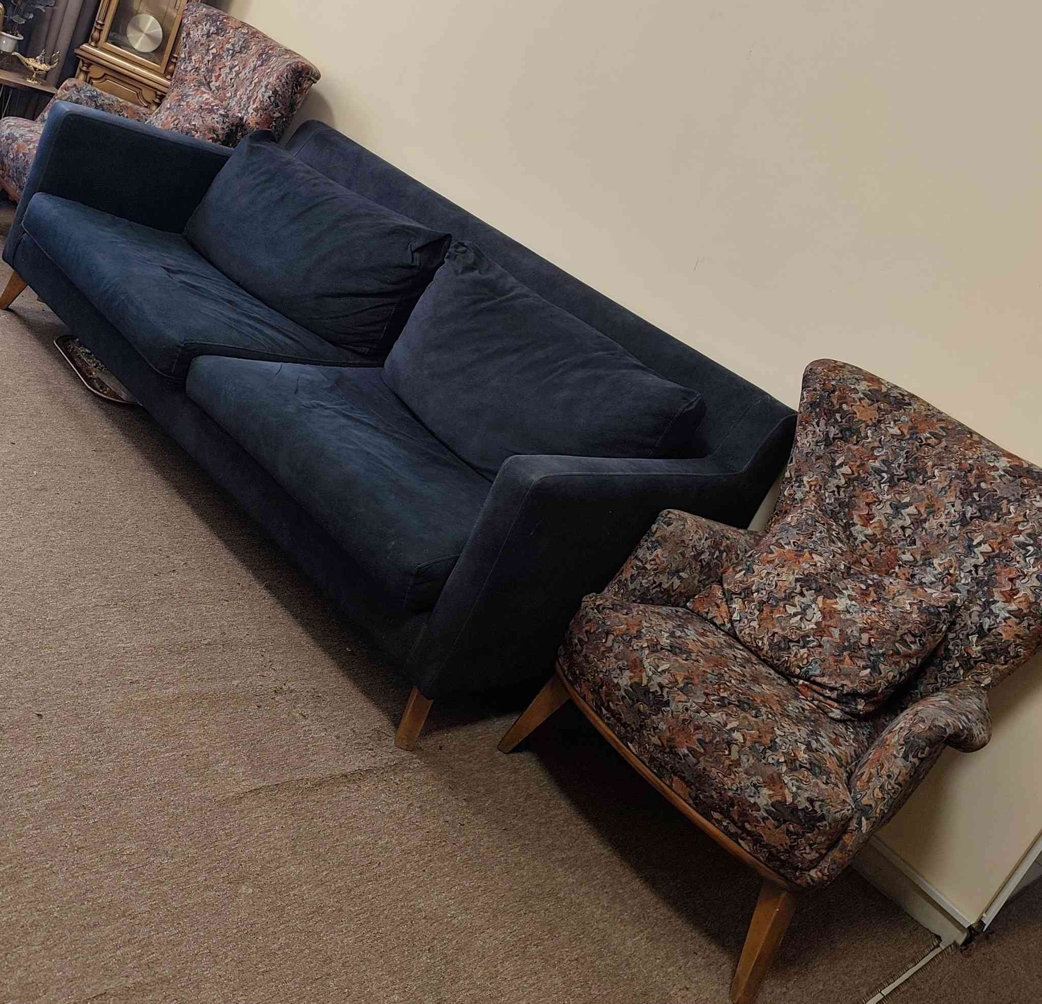 تخم ٧ مقاعد تركي
٣٠٠ وبي مجال بسيط 
بغداد بسماية 
***********
