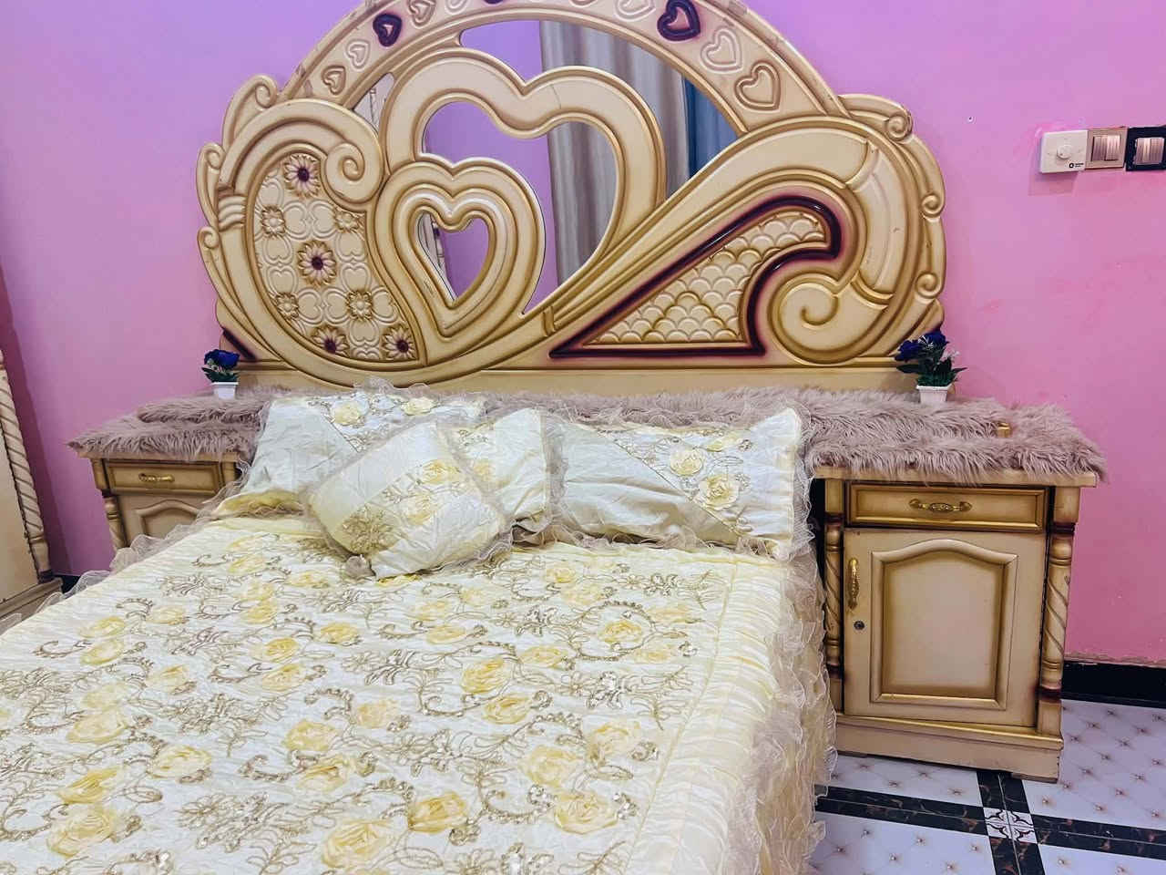 سلام عليكم غرفه  خشاب للبيع  نضيفه  نفس البل صوره  لاتصال *********** السعر 900 وبيها مجال
