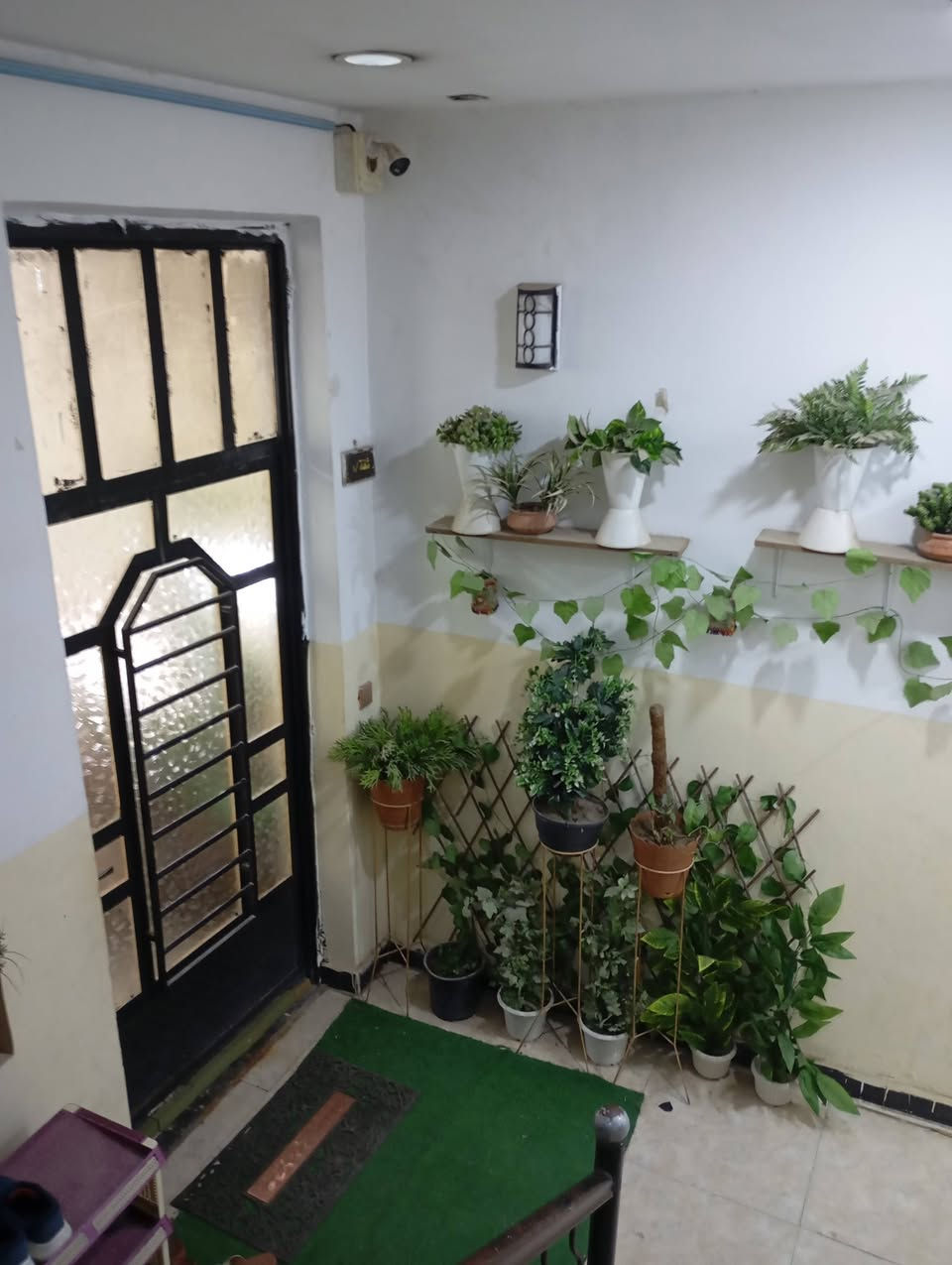 شقة ٩٢متر غرفتين وصالة ومطبخ مفتوح عل هول  وبالكون وخدمات طابق اول ..كهرباء مستقلة ماء ثلاث خطوط مستقل مأطور منصوب مستقل سخان منصوب مستقل مأطور منصوب مستقل الصليخ فرع مول المتسوق قرب جامع الحميد المجيد ..الايجار ٥٥٠الف الاتصال ***********ابو خطاب
