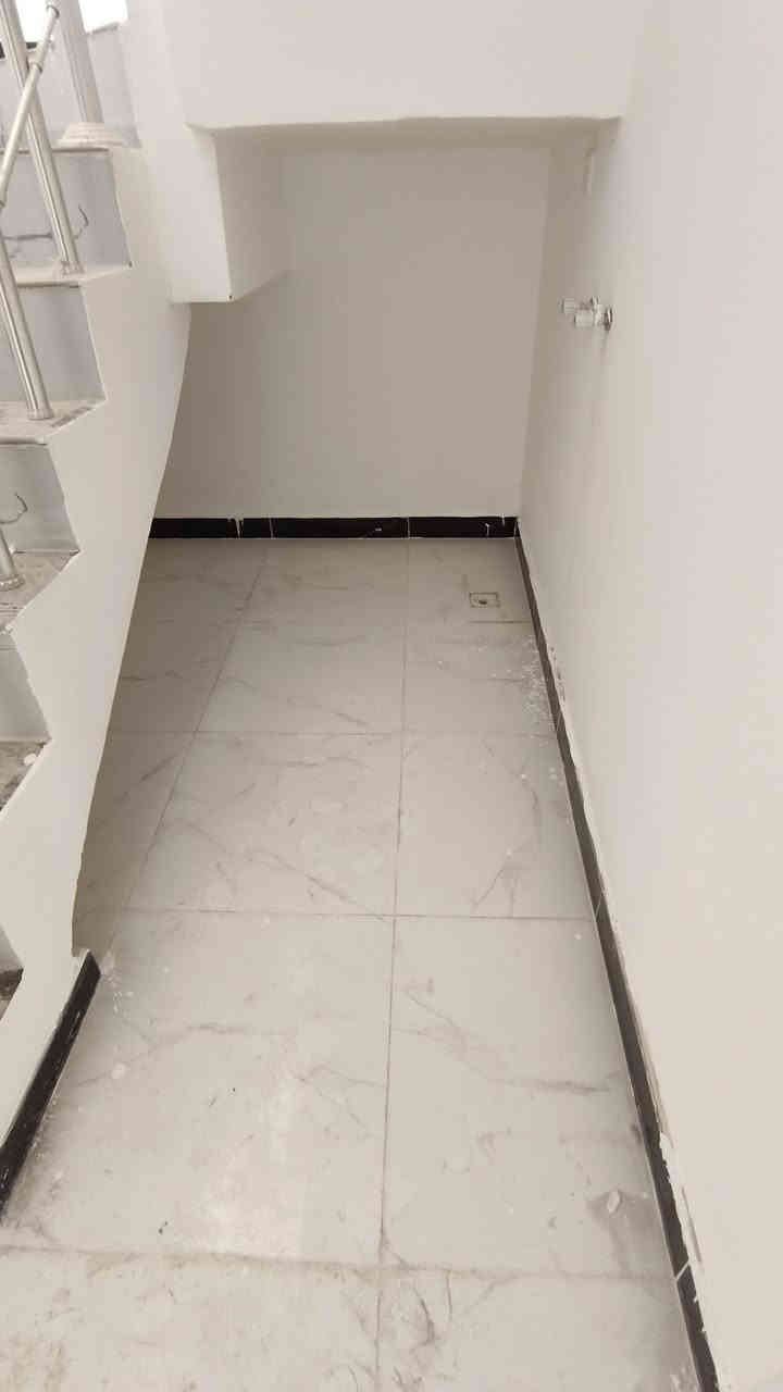 السلام عليكم بيت آجار جديد في مجمع الوفاء السكني خلف المستشفى التركي على الطريق الحولي الجديد ملاصق لمجمع الغدير السكني 
 120 متر غرفتين نوم صالة استقبال مطبخ منشات صحيه قيمة الآجار 350 ألف 
للتواصل على رقم الهاتف *********** موجود وتساب
