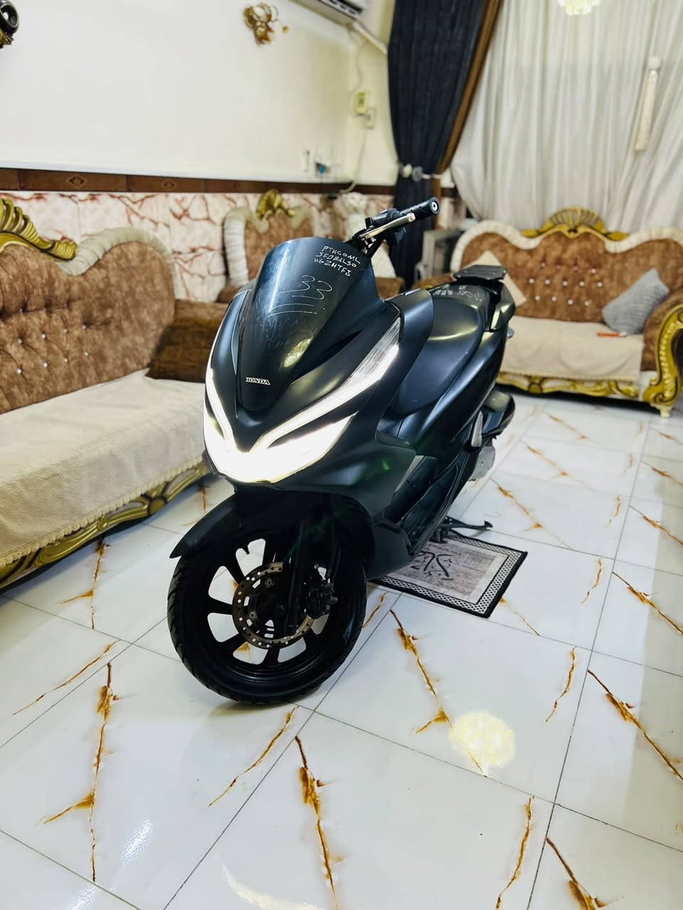 السلام عليكم دراجه PCX ياباني الجيل الثالث للبيع مكينه 150 حساس ازدحام بصمة دكمتين ياباني الاصلي دراجه مكفولة كفاله عامه مال جناي مكينه برغي ممفتوح بيه شلعه معدل فول ماشي 8000 حقيقي السعر مليون 950 بيه مجال  عنواني بغداد للاستفسار ***********

