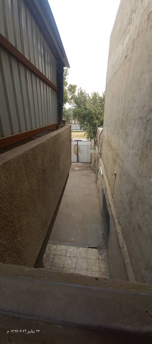 السلام عليكم
...................
عقار 352 متر
البيع ( )
او
التاجير (  ) كل 3 اشهر او 6 او سنوي

مواصفات البيت
352 متر 
بناء الثمانينات
نظام دكتات تبريد دفن
طابقين
6 غرف كبيرة
2 مطبخ ( واحد في كل طابق ) الارضي الرئيسي كبير جدا
صالة ضيوف + خدمات 
3 حمام ( 2 بالارضي + 1 بالطابق الاول )
2 منور ( داخلي يرهم بيه مصعد او مخزن كبير + خلفي ترك على عرض البيت وبعمق 2 متر )
3 سطح ( 1 بالطابق الاول + 2 امامي وخلف البيت بالطابق الاخير )
حديقة ( 8 × 8 ) متر
كراج ( 3 × 9 ) متر

رصيف كبير جدا
واجهة 11 متر
نزال 32 متر 
وامامه حديقة مرتبة وجلسة 

الموقع
بغداد - بارك السعدون
قرب نادي الجيش الرياضي
وجه على سريع محمد القاسم

https://maps.app.goo.gl/8gxe8AJGB25wa4e99

وتساب
***********
