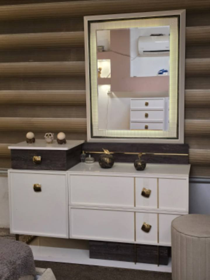 غرفة نوم تركية درجة اولى + ملحق اضافي مع الكنتور مستعملة من الشركة العالمية للاثاث
الخشب نوعيته قوي وثقيل مو مثل الغرف السوگيات
 7 ابواب نظام انارة داخلية بميز المرايا 
وتحتوي على مخزن هايدروليك داخل السرير
قفل حديد نظام برغي وچوي يعني متتأثر بالفتح والشد
 //تنفع للعرسان //
عنواني بغداد المشتل
للتواصل خاص


**إذا كنت صاحب هذا الإعلان وتريد حذفه لأي سبب، رجاءا أرسل رسالة إلى الدعم الفني**