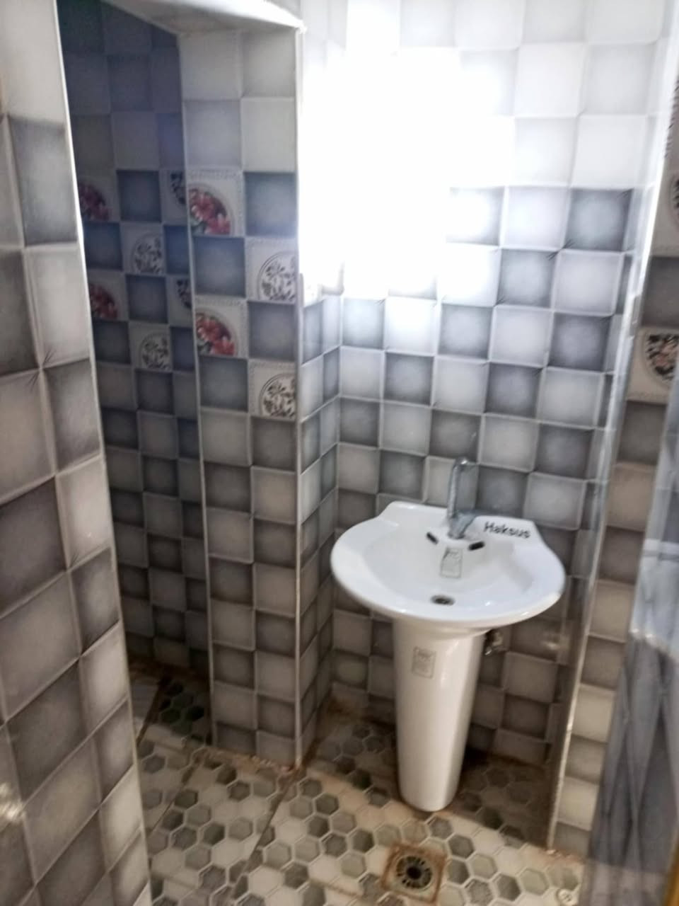 دار للبيع 150م 
يحتوي غرفةنوم+ صالة +استقبال+ مناور 2 +مطبخ حار بارد+ مجمع صحيات 
الطابق العلوي يحتوي على
غرفةنوم× بيتونة +مجمع صحيات مطلوب اسكان 15مليون السعر 165 مليون
المحموديةحي السلام المربع
الثاني خلف شارع 30 السايدين.
 للاستفسار الاتصال على
الارقام التالية 
1_***********
2_***********
3_***********
مكتب
المصداقيةللعقارات
والمقاولات العامة
