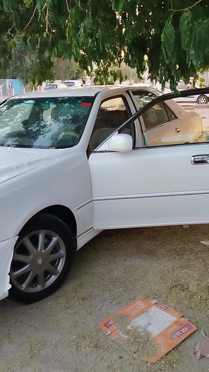 السلام عليكم
ملكة 2002 كرستال اصل 
دكمتين 
محرك ديفور صغير
محرك وكير مكفولات 
تبريد شغال 
تخم تايرات قبل شهرين شادهن 
السيارة  احلا من الصور 
60 وبيها مجال
***********
