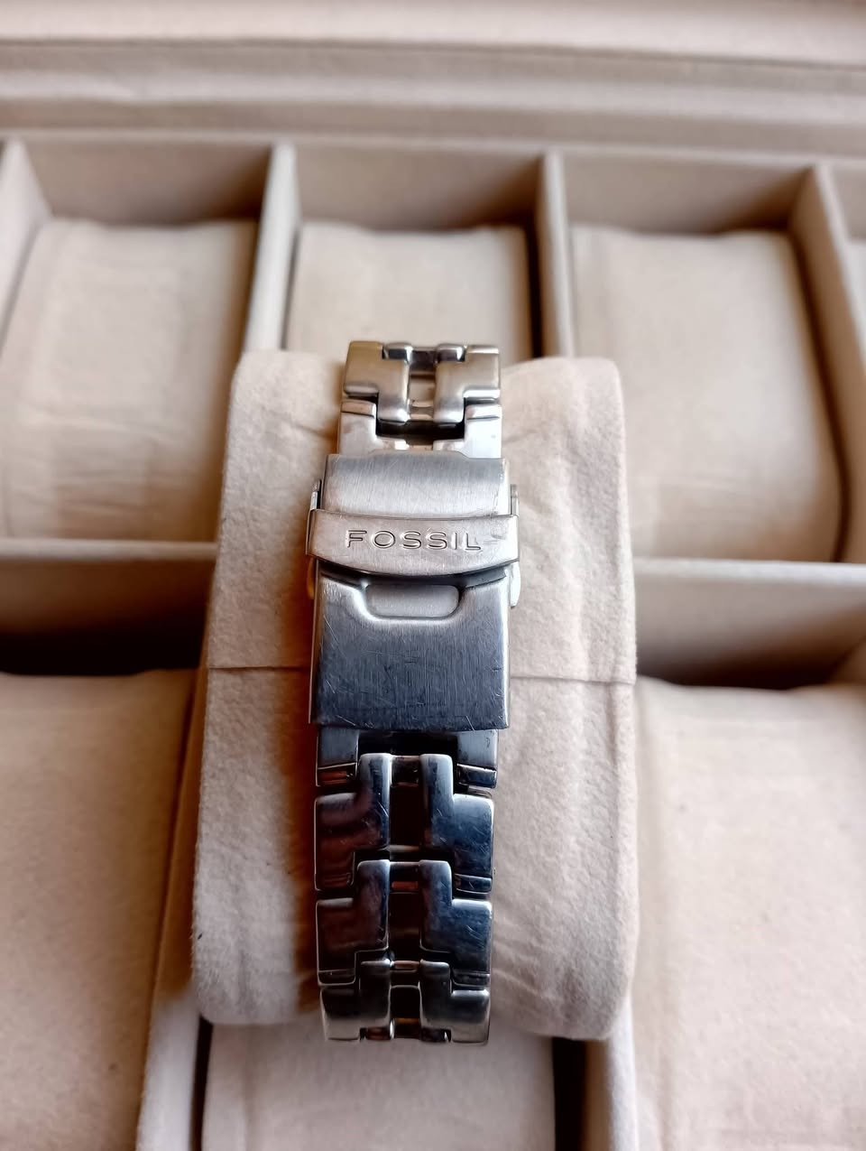 بسم الله الرحمن الرحيم 
تحيه طيبه للجميع ♥️ 
للبيع ساعه فوسيل 
مكينه ياباني اصلي 
سير سل ستيل اصلي 
نافذه لعرض التاريخ 
مكينه بطاريه 
السعر 45 الف 💵💵 
العنوان بغداد الدورة 
يوجد توصيل إلى جميع محافظات العراق وبغداد أيضاً 
للحجز والاستفسار المراسله على الخاص او على الرقم 
ه‍ *********** ☎️ متوفر واتساب
