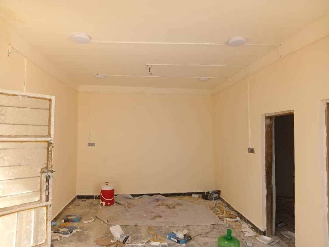 السلام عليكم 
بيت زراعي سند 25 متكون من غرفتين وصاله 7 أمتار أو براني 6 أمتار أو مطبخ أو صحيات بناء كامل 
مستعجل على بيعته 
السعر 22 أو بي مجال قليل جدا 
الموقع ال حمد نزلت سيد عودة
الاتصال على الرقم
***********
