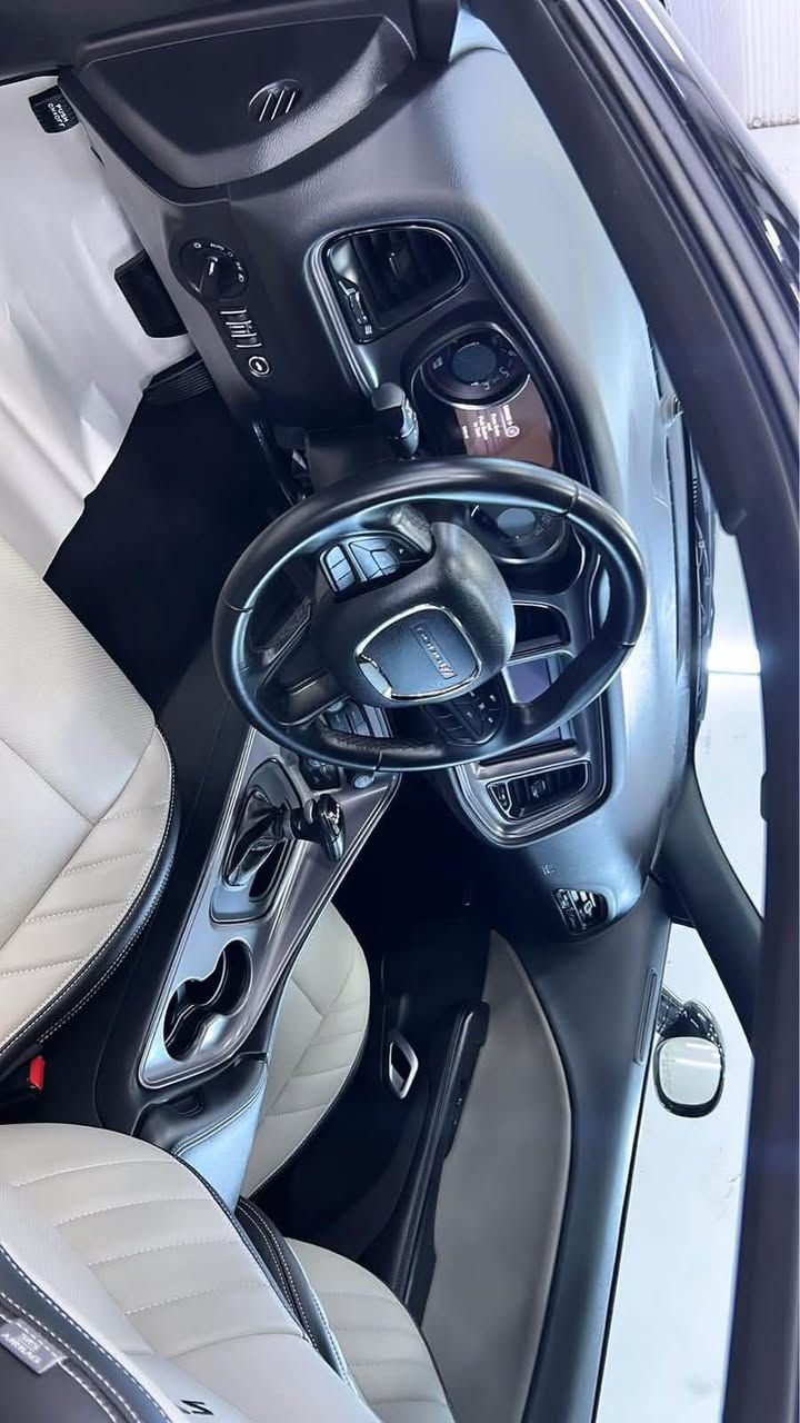 السلام عليكم جالنجر 2023 Sxt
( لون مميز )

مواصفات معروفه بصمه تشغيل بصمه ابواب تشغيل عن بعد لد نهاري 

محرك 3600 مكفول محرك وكير

تبديل قطعتين بلادي 

ماشيه 22 الف سياره ممتعوبه ونضيفه 

صدر جديد تخم تاير  زد جديد سياره جاهزه 

رقم اربيل شرط تحويل  

مكاني كركوك    / ***********

السعر195  وبيه مجال بصيط
