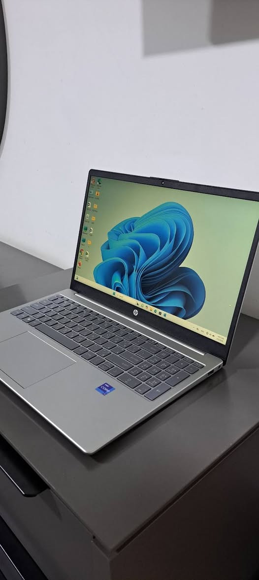 السلام عليكم
لابتوب للبيع – نظيف جداً

لابتوب نوع HP طراز HP Laptop 15-fd0xxx للبيع.
المواصفات:
- سلم 
- المعالج: Core i7
- الجيل: 13
- اللون: Silver
- الاستخدام: قليل جداً
- الحالة: نظيف 100% ولا يشكو من أي عطل.
السعر[ 900،000 ] الف وبيها مجال 
الموقع: بغداد – البياع

للمهتمين التواصل خاص.
***********
