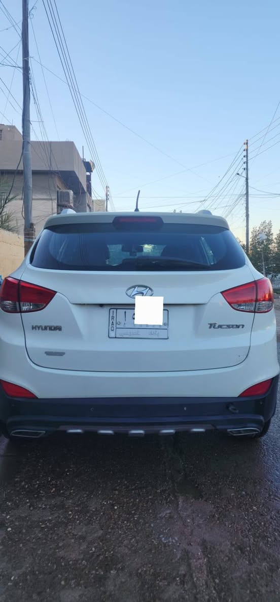 سلام عليكم
Hyundai Tucson
 هيونداي توسان 2011 خليجي مضلع 
اللون ابيض ⚪️
السيارة مواصفات Standard 
محرك DOHC 2.0L 
القدرة الحصانية 167 🐎
العزم 197 نيوتن.متر ⚙️
 Oil Engine : 5W- 30 
فلتر الدهن K&N
الكير اوتوماتيك ⚙️
نظام الدفع : سحب امامي 2WD 🛞
قمارة حديد 
عدد الركاب : 5 💺
المحرك غير مفتوح 
الكير غير مفتوح 
عداد السيارة : 122775 KM 🛣
اضافة : 
حساسات وشاشة
مكفولة من الصبغ عدى دعامية الامامية مصبوغة اثر شخوط
السعر : 134💵  
الموقع : بغداد
للأستفسار : ***********

