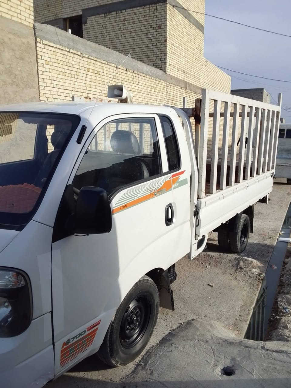 سلام عليكم سياره مديل 14رقم نكليزي دولي مكينه كير اكسن ودوشمه وصدر وكهربيات كله جديد سياره بسمي تحويل مباشر سنويه 29 سعر 95وبيه مجال عنوان بغداد المعامل الحسينيه رقم ***********
