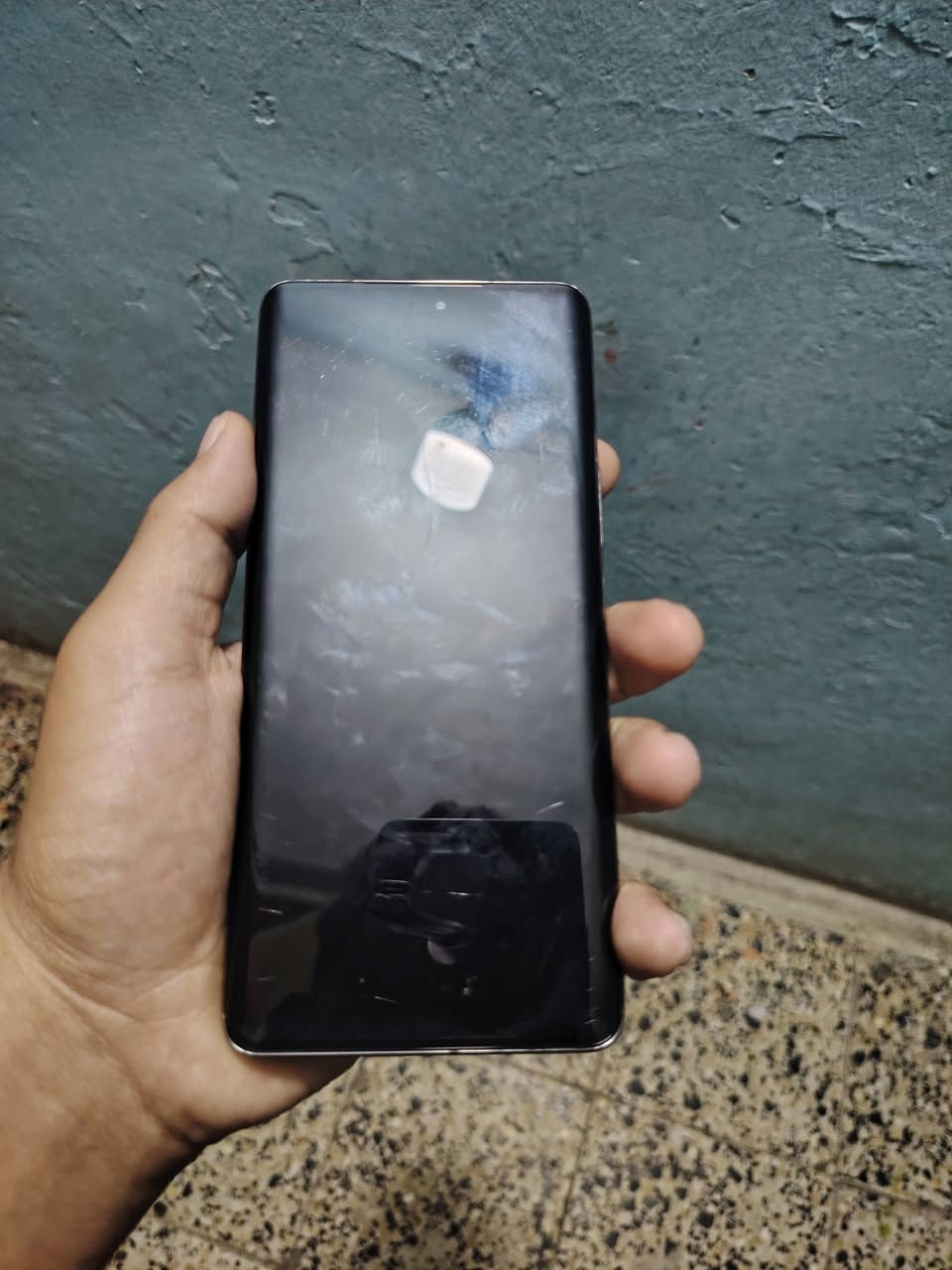 سلام عليكم هونر x9c 5G 256 عشوائية 12 مو 8 جهاز نضيف مكفول من كلشي بس الشاشه بيها شخوط وياه كارتونته فقط سعره 280 قفل نهايته مكاني بغداد السيديه *********** واتساب
