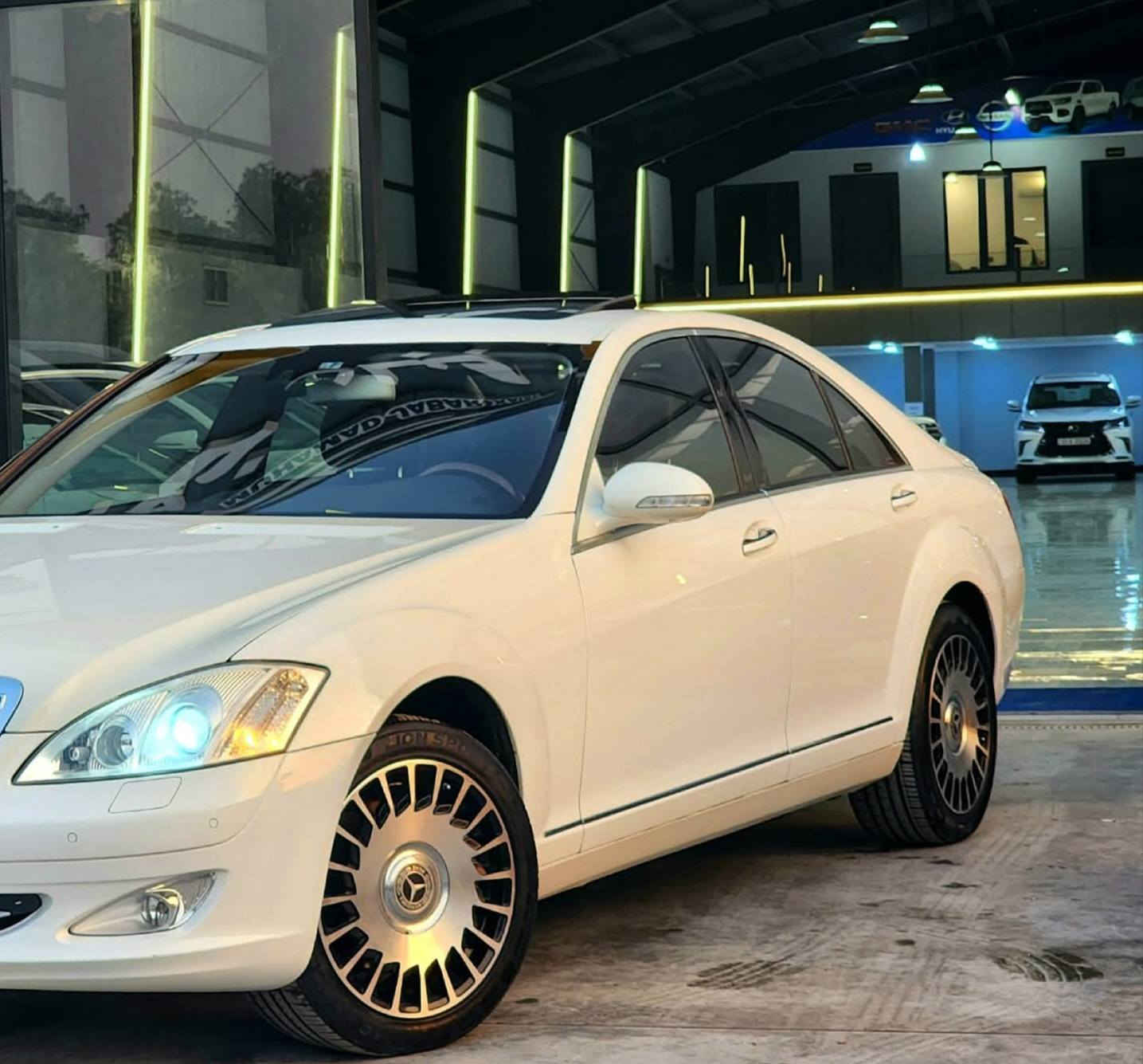 السلام عليكم 
ادوات ادوات حجز مروري   
مارسدس S550
لارج باب طويل
موديل 2010 
سياره دخول جديد 
حاويه كفاله كص 
وسرقه وعشاير
سياره جديده وجاهزه
مال جناي 
فول مواصفات 
تحديد مسار 
حساسات رادر
3وضعيات قياده
محرك 8سلندر
تبريد مركزي قطعتين
فتحه سقف
داخل اسود مطعم بصاج ملكي 
كشنات جلد  تحكم امامي خلفي تدفئه تبريد خرن ميموري
كامره خلفيه 360
ماوس امامي
تحكم بكامل السياره
مري شفط 
4بوب شفط 
صندوك كهرباء
برده خلفيه
كير ومكينه كفاله وضع شركه 
سعرها 95 بيه مجال 
للاستفسار 
***********
