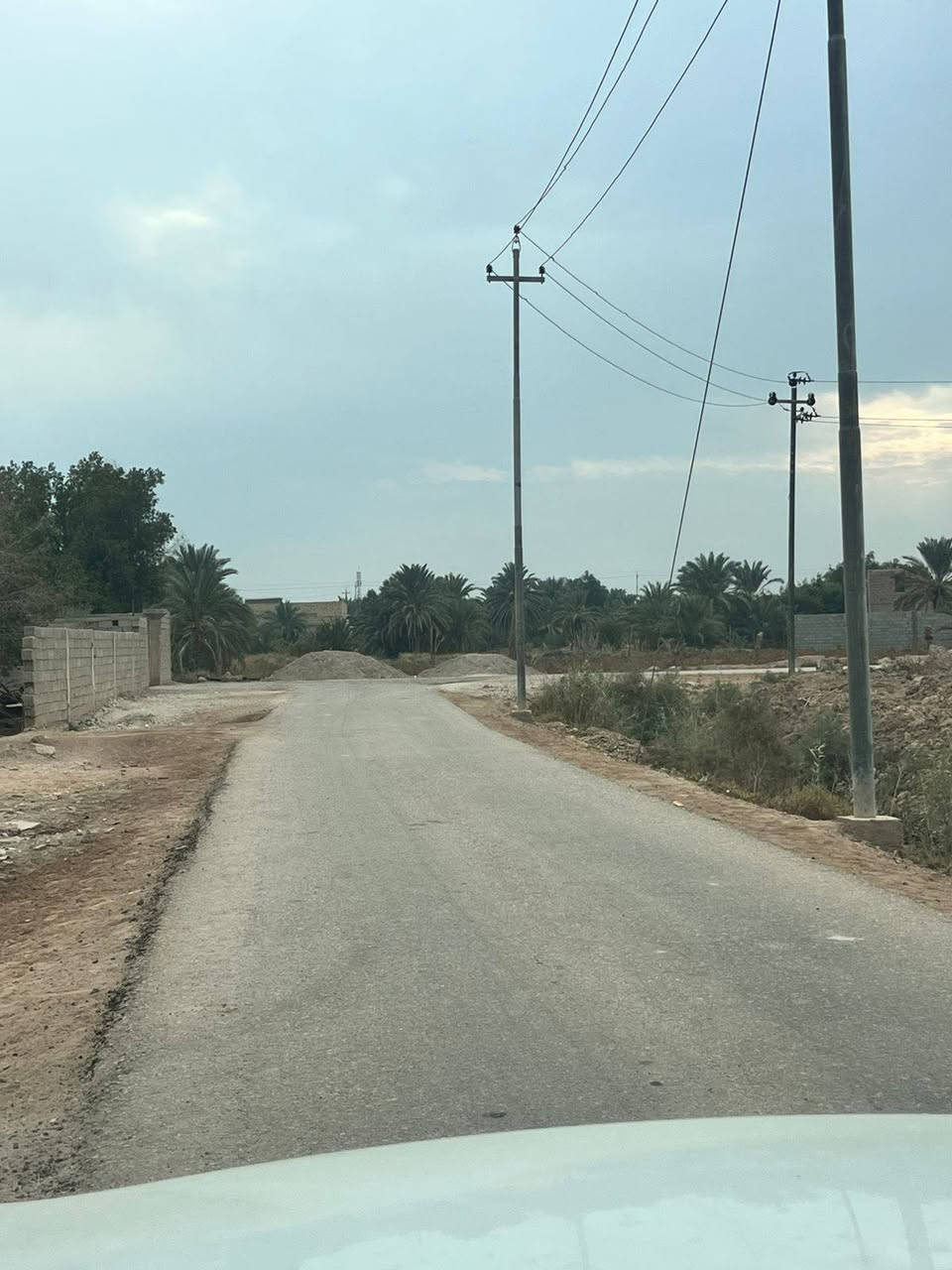 سلام عليكم بيت للبيع وقطع للبيع
النشوه نهايت السايدين تبعد عن الشارع 200 متر
ورضه ومدرسه يمة روضه والمدرسه تبعد 50 متر عنه
***********
